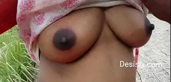  Desi girl showing boobs in park